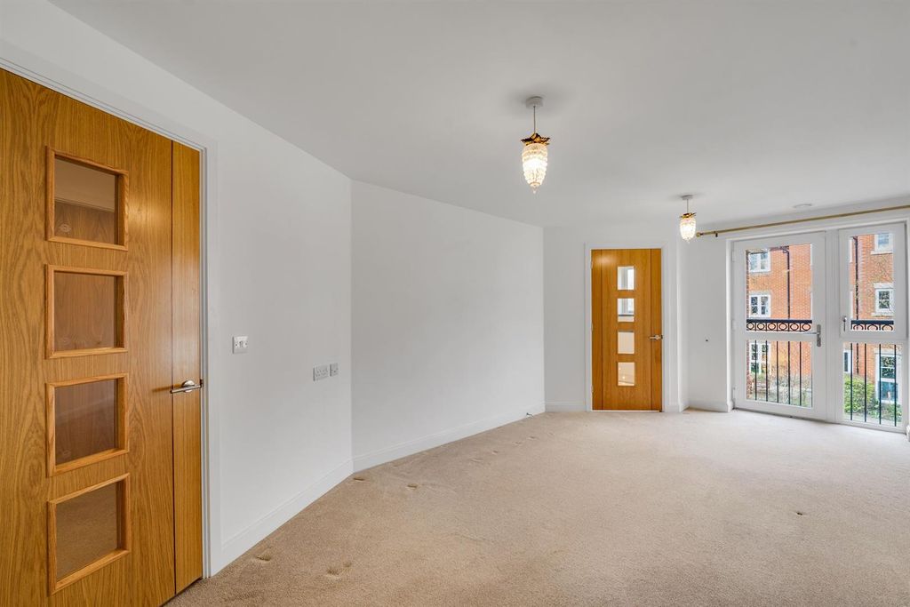 Property photo 1 of 17 13-07Dd85848-Ap-Mcs-28 Edward Place-4-Medium.Jpg