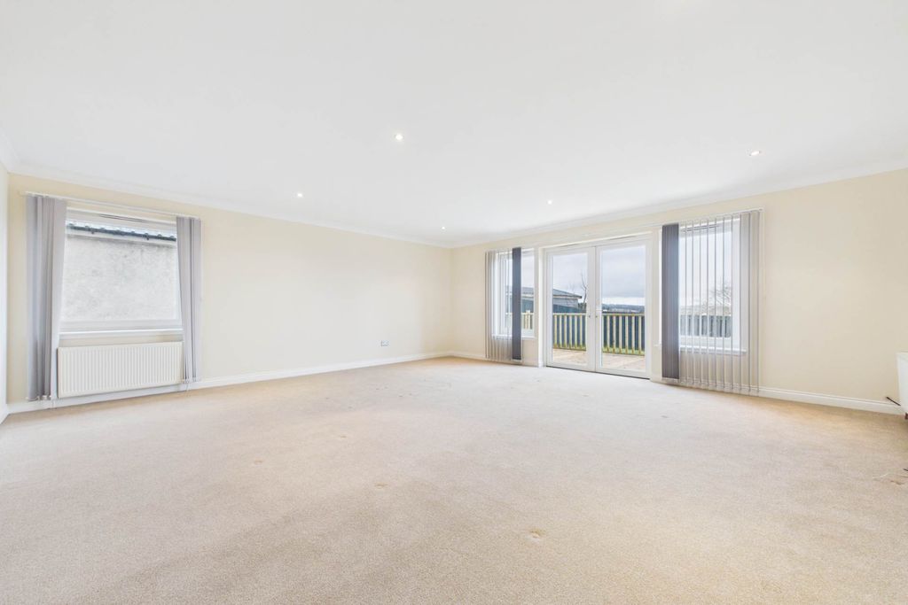 Property photo 2 of 39