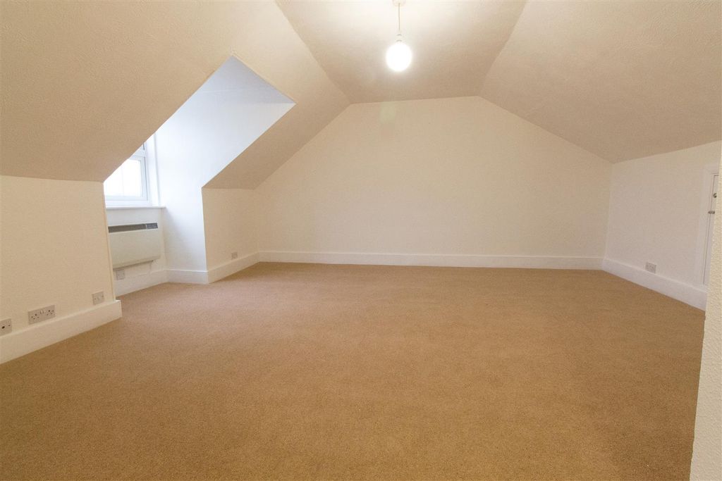 Property photo 2 of 7 South Road 11B Bedroom.Jpg