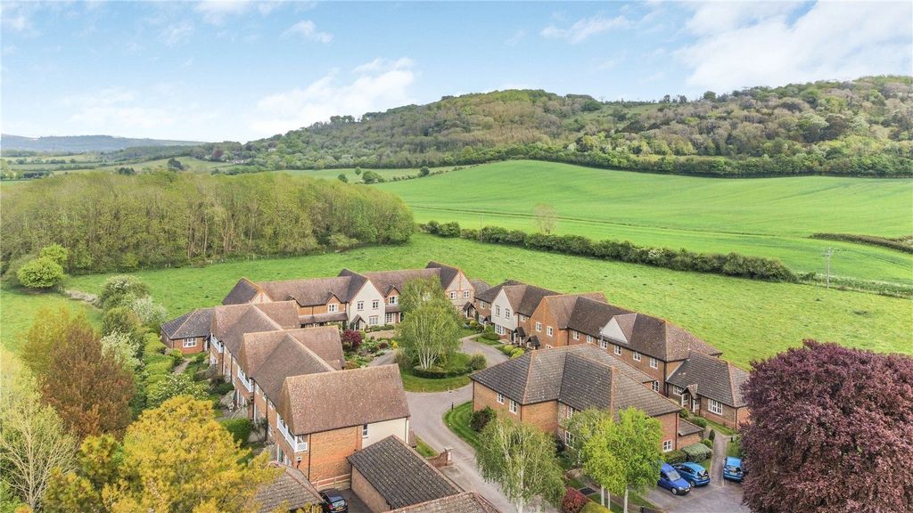 Property photo 3 of 23 Hill Farm Court