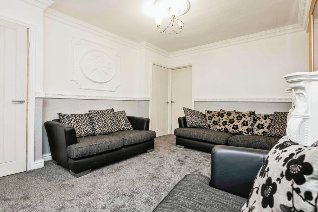 Property photo 3 of 17 Lounge