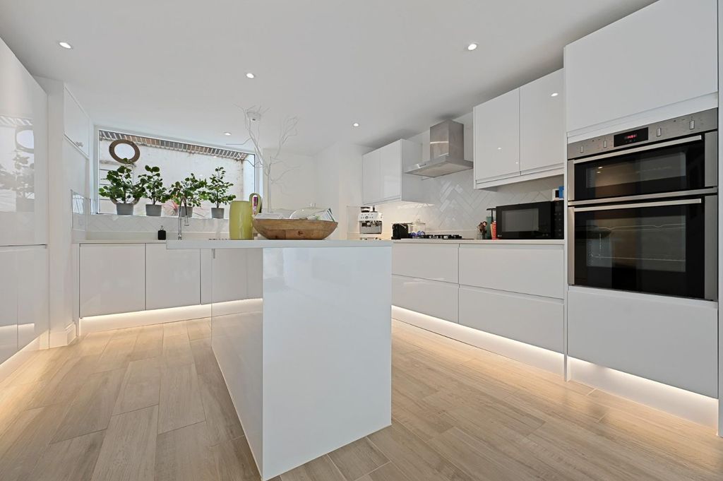 Property photo 3 of 14 Fbl - 52 Bolingbroke Road -  Kitchen3 (1).Jpg