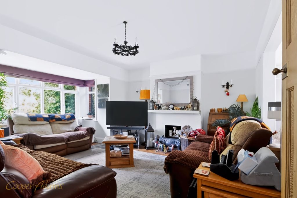 Property photo 2 of 18 Sitting Room