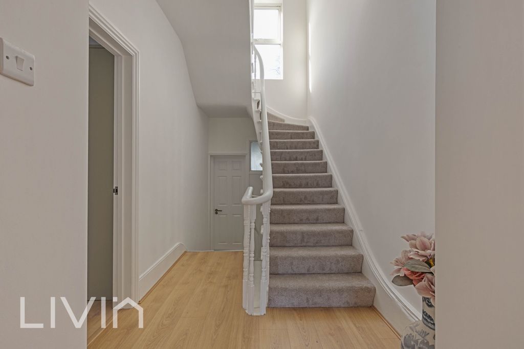 Property photo 3 of 11 150A St James Road, Cr0 - 4