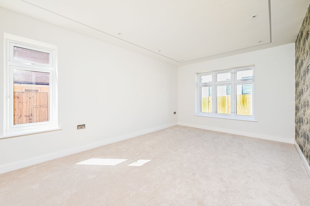 Property photo 2 of 12 High-Street (3)
