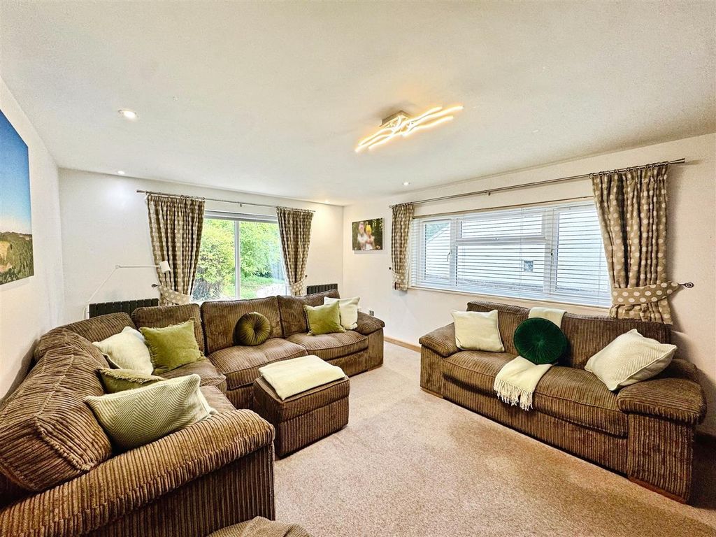 Property photo 3 of 29 Sitting Room