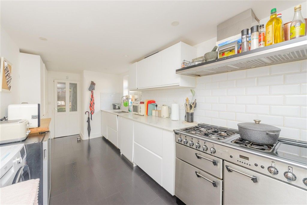Property photo 3 of 10 Kitchen