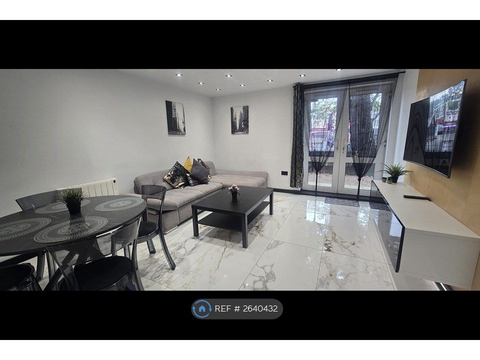 Property photo 2 of 34 Living Room