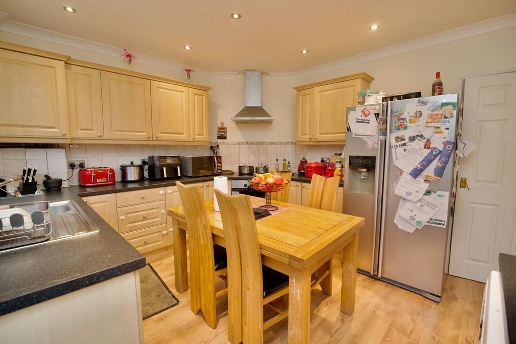 Property photo 3 of 11 Kitchen