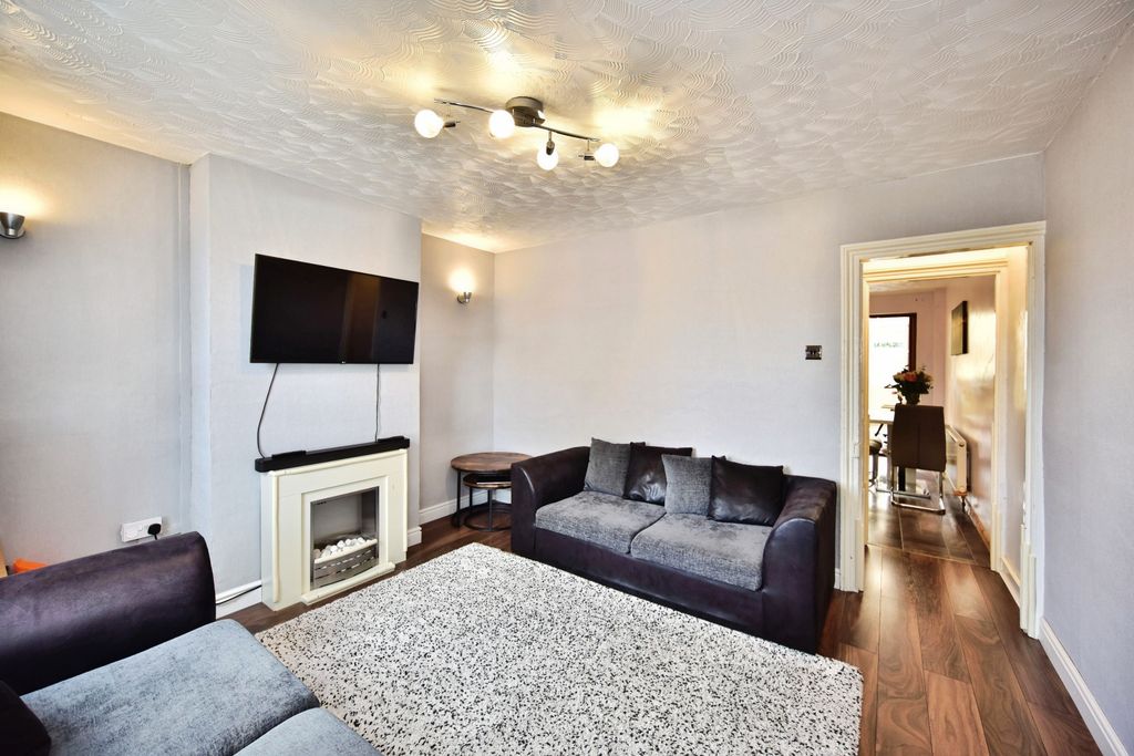 Property photo 2 of 16 Lounge