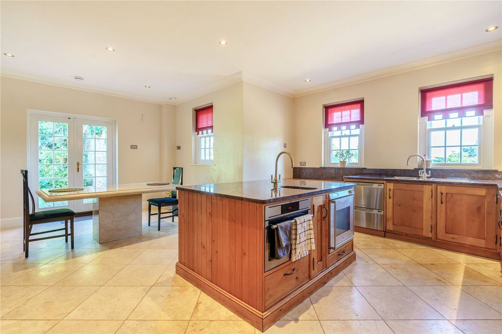 Property photo 3 of 25 Kitchen/Dining