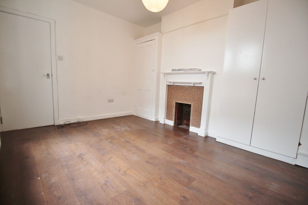 Property photo 2 of 11 Lounge / Bedroom