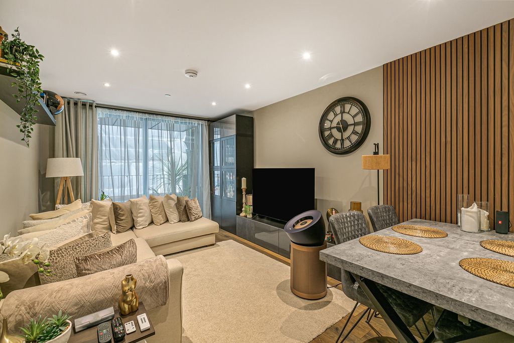 Property photo 2 of 19 Reception/Kitchen