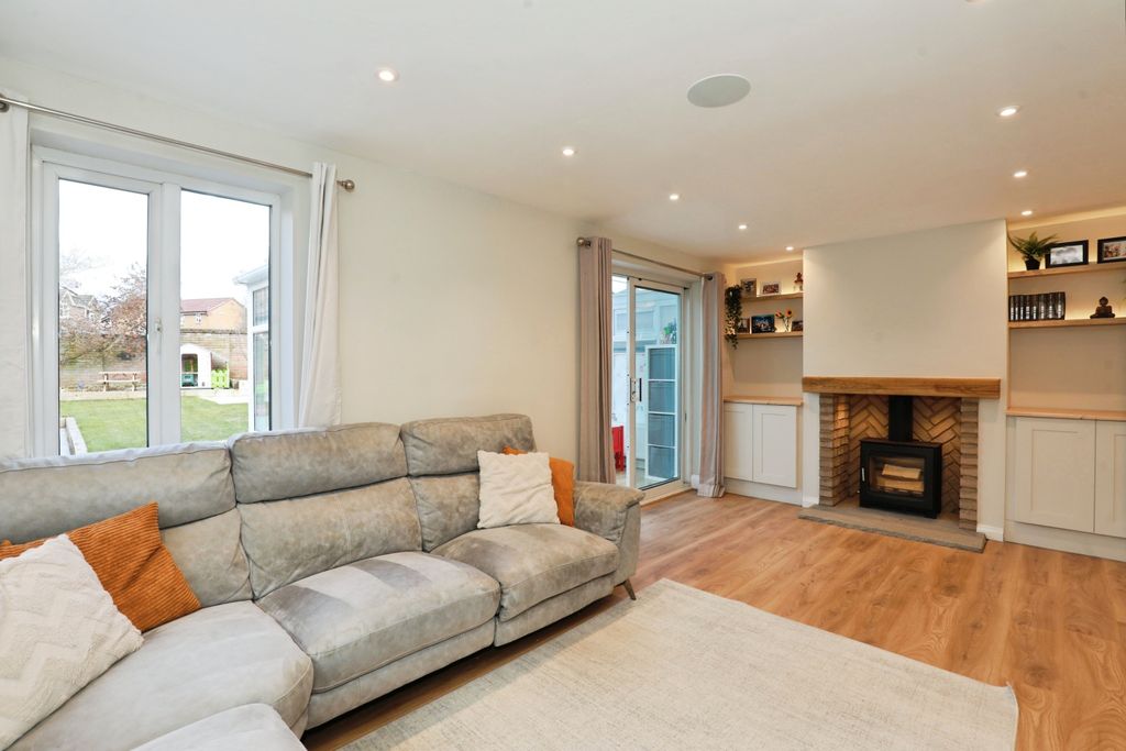 Property photo 3 of 18 Lounge