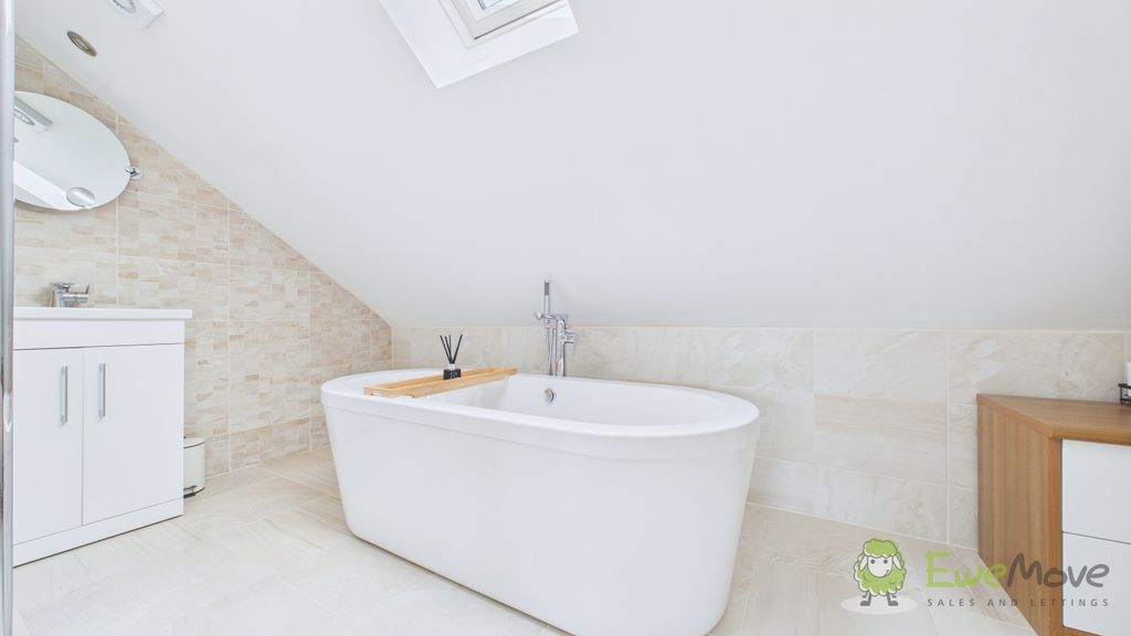 Property photo 3 of 21 Ensuite To Principal Bedroom