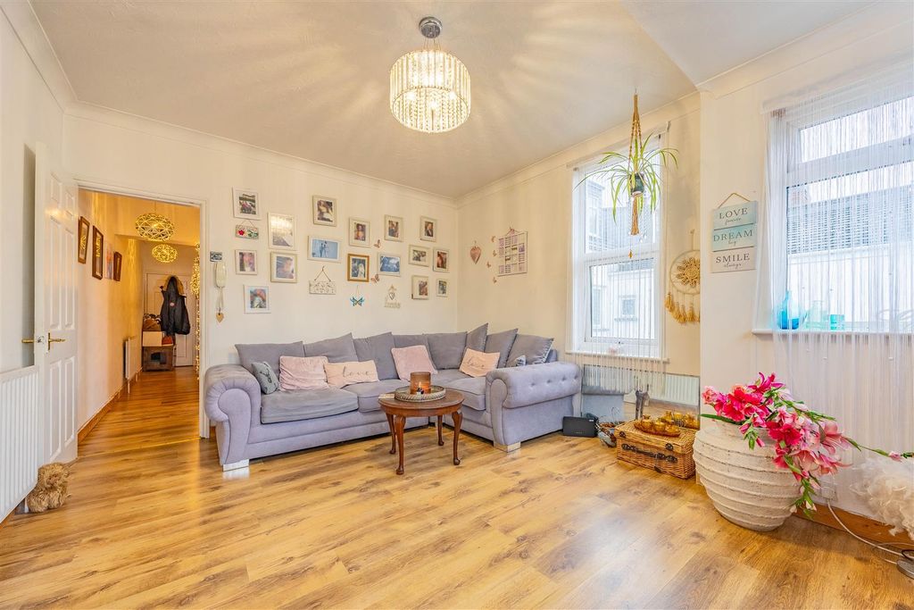 Property photo 2 of 14 Lounge