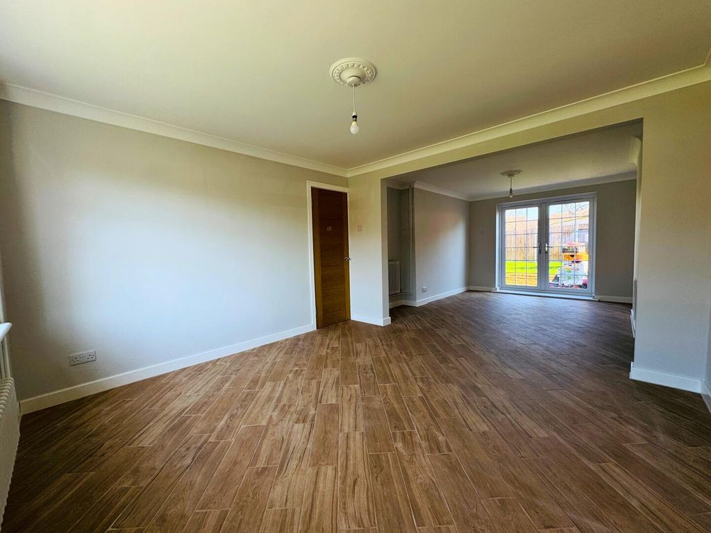 Property photo 3 of 21 Living Room