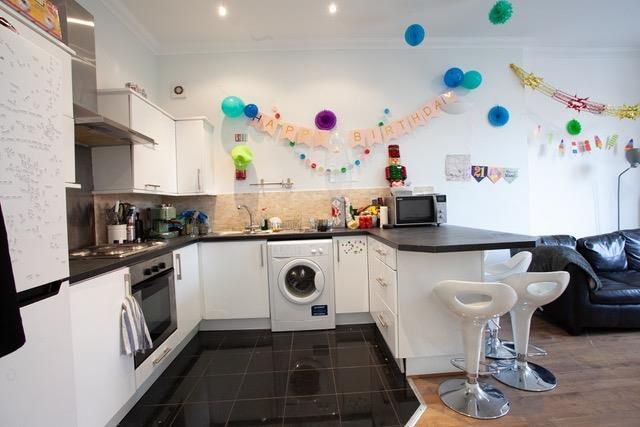 Property photo 3 of 17 Kitchen