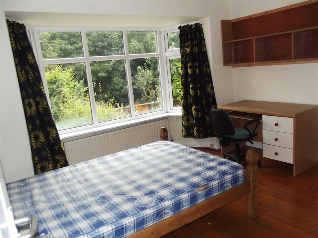 Property photo 3 of 13 Bright, Well-Presented Double Bedroom With A Large...