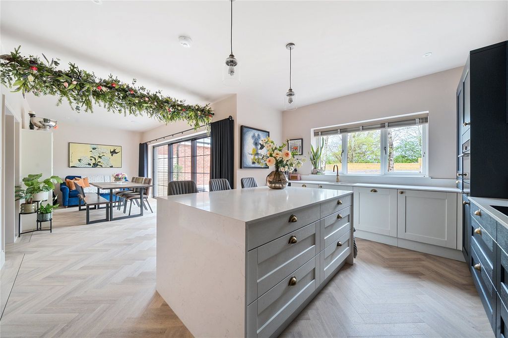 Property photo 2 of 21 Kitchen/ Dining