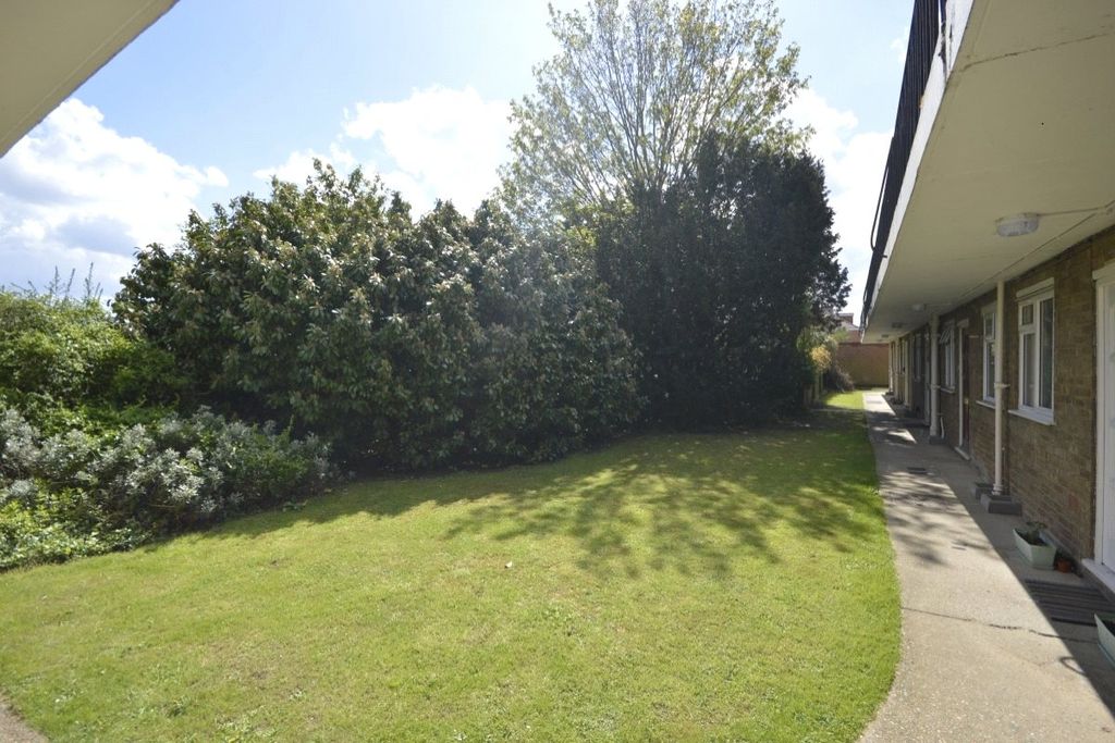 Property photo 2 of 8 Communal Gardens