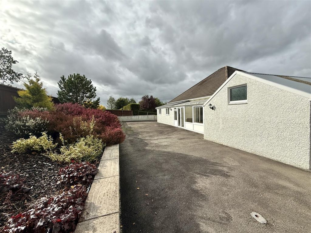 Property photo 3 of 18 Externally