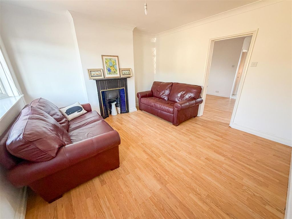 Property photo 3 of 23 Lounge