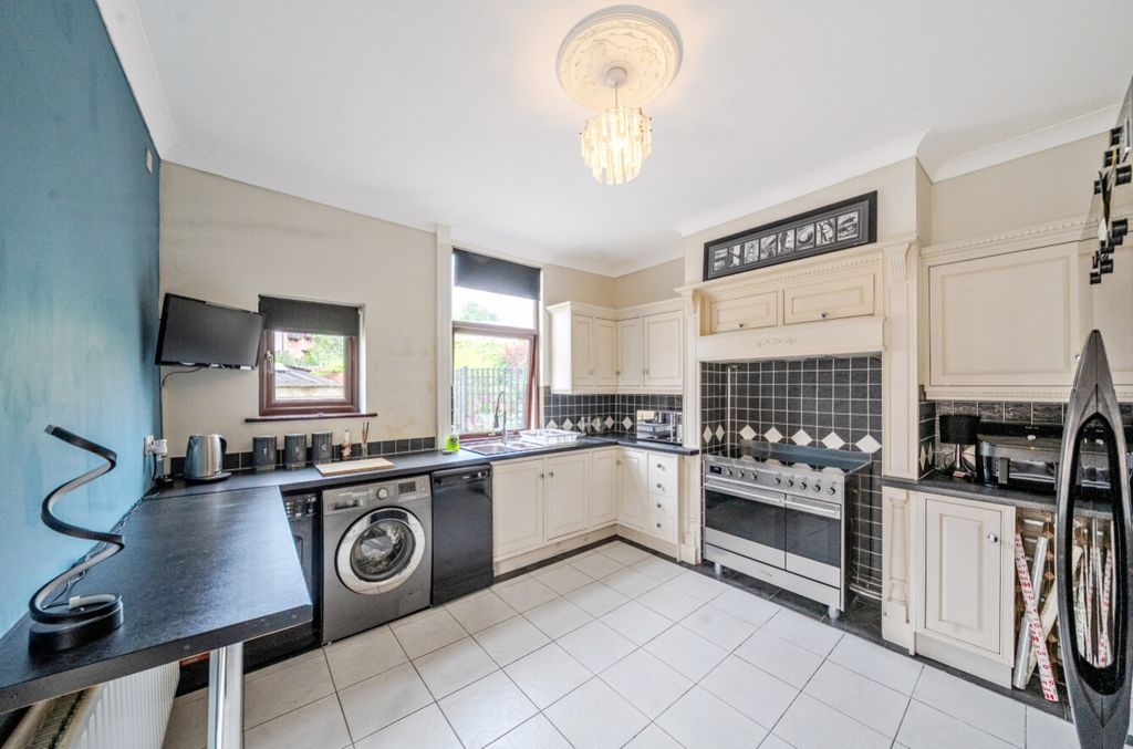 Property photo 2 of 22 Modern Kitchen