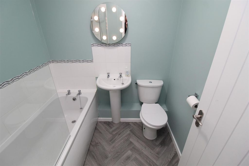 Property photo 2 of 11 Bathroom/W.C.