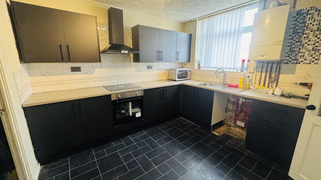 Property photo 3 of 12 Kitchen