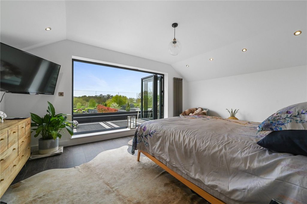 Property photo 3 of 34 Main Bedroom