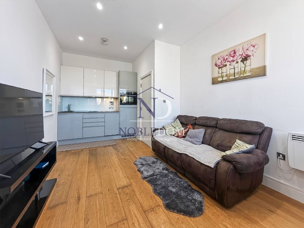 Property photo 1 of 12 One Bedroom One Bathroom Flat In Hounslow
