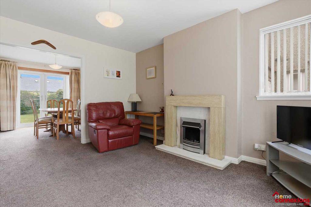 Property photo 3 of 29 Lounge (2)