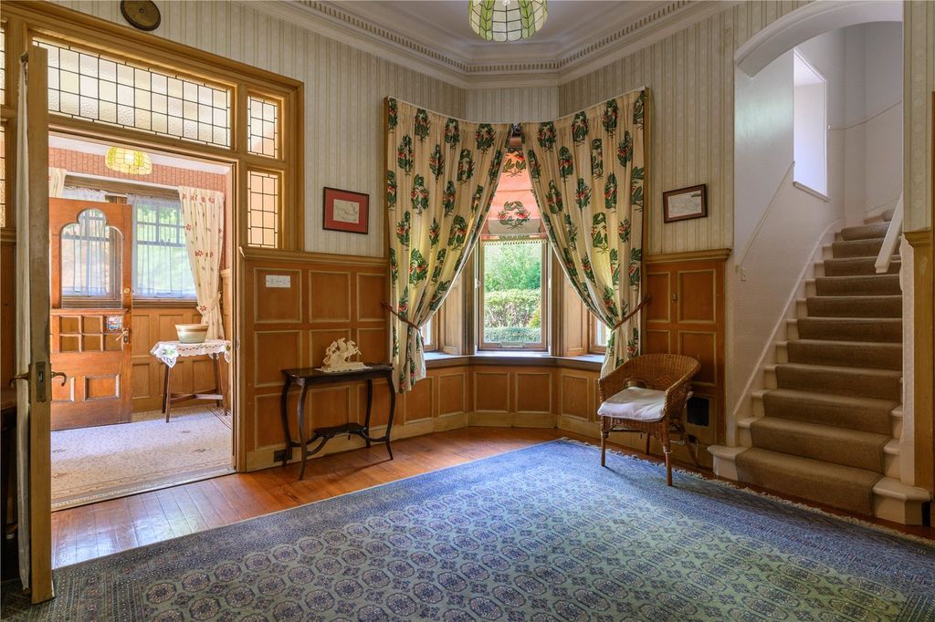 Property photo 3 of 27 Entrance Hall