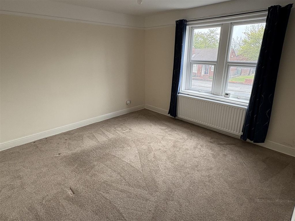 Property photo 2 of 5 Spacious Bright Bedroom With Plush New Carpet...