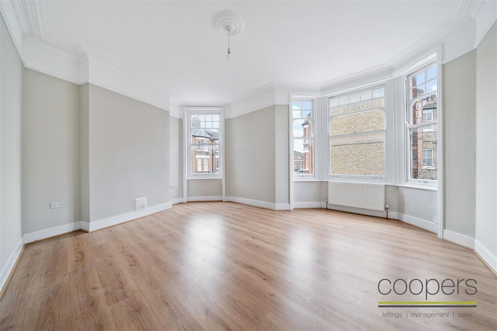 Property photo 1 of 11 210 Elmhurst Mansions Sw4 6Hh-3.Jpg