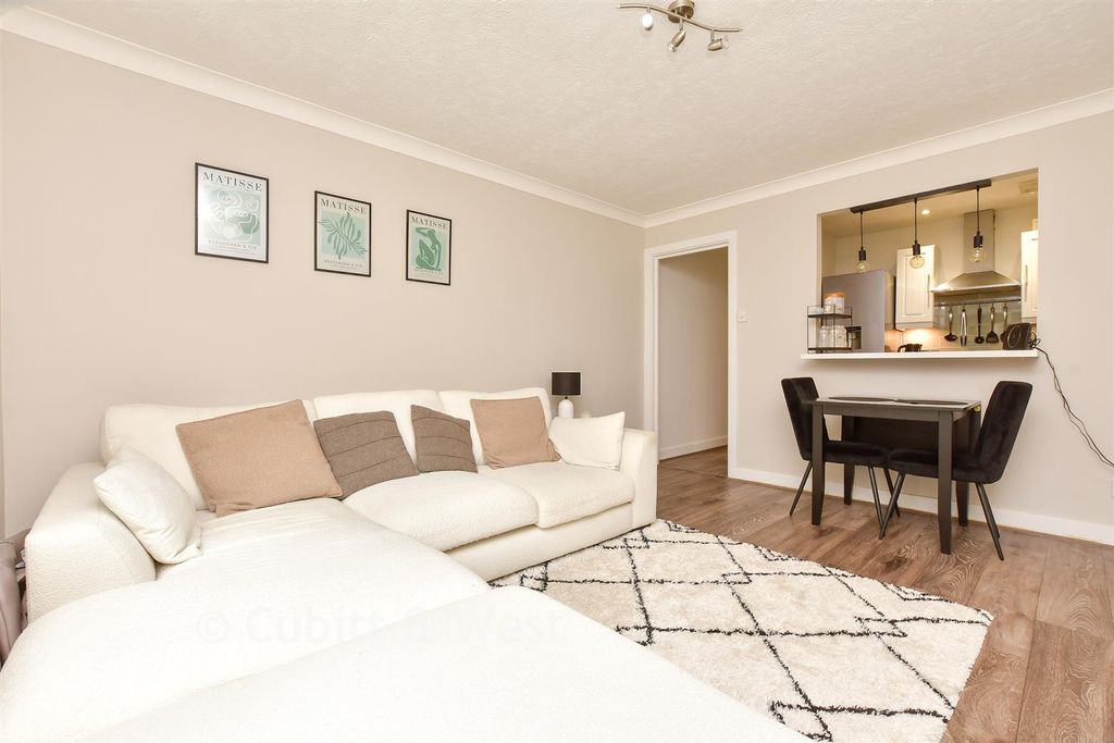 Property photo 1 of 11 Lounge
