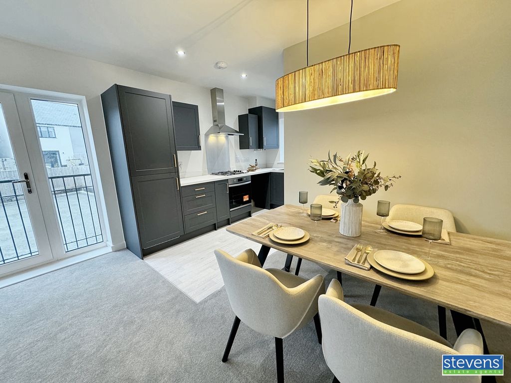 Property photo 3 of 16 Image00016