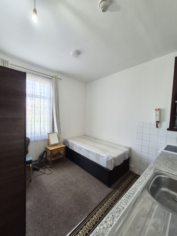 Property photo 1 of 6 Self- Contained Studio For Rent N13