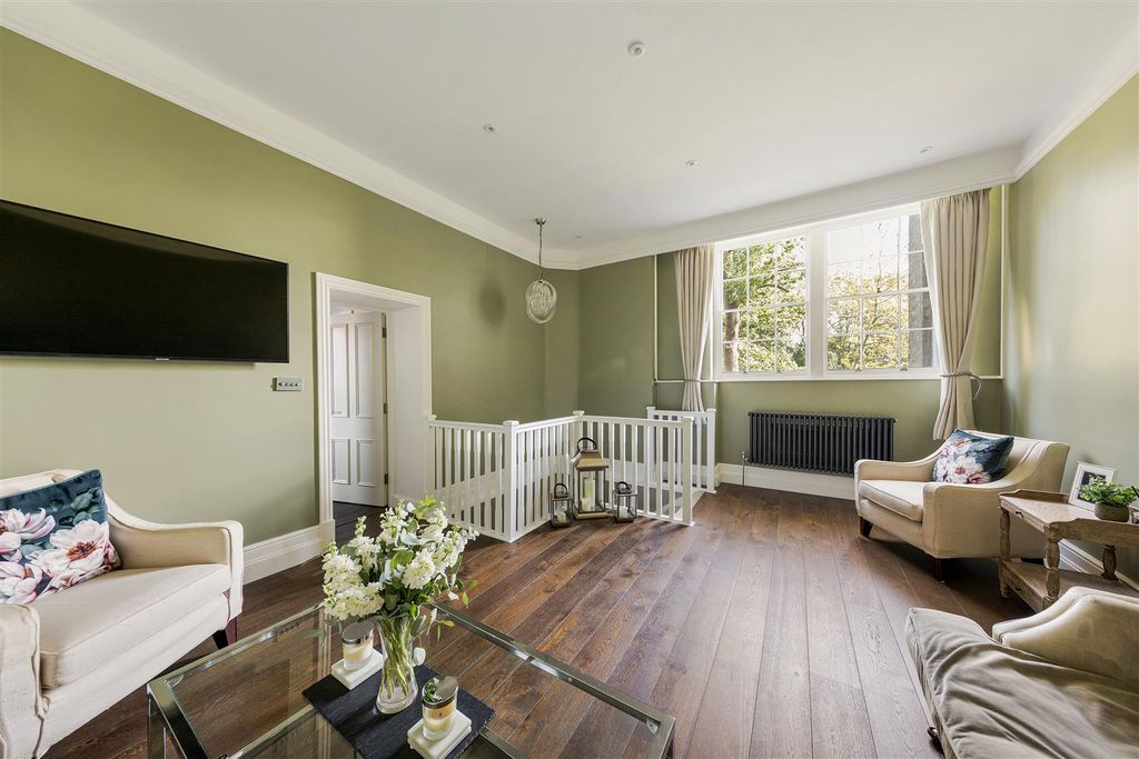 Property photo 2 of 29 Simmons Lane E4
