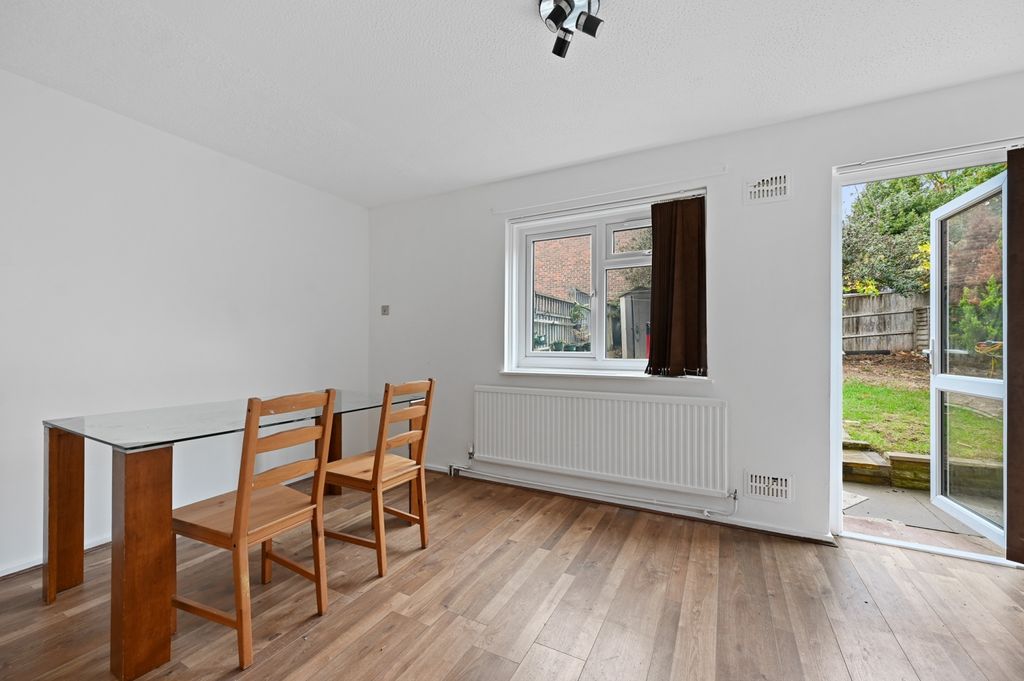 Property photo 2 of 12 Ewemove - 38 Blenheim Road - 12 (1)