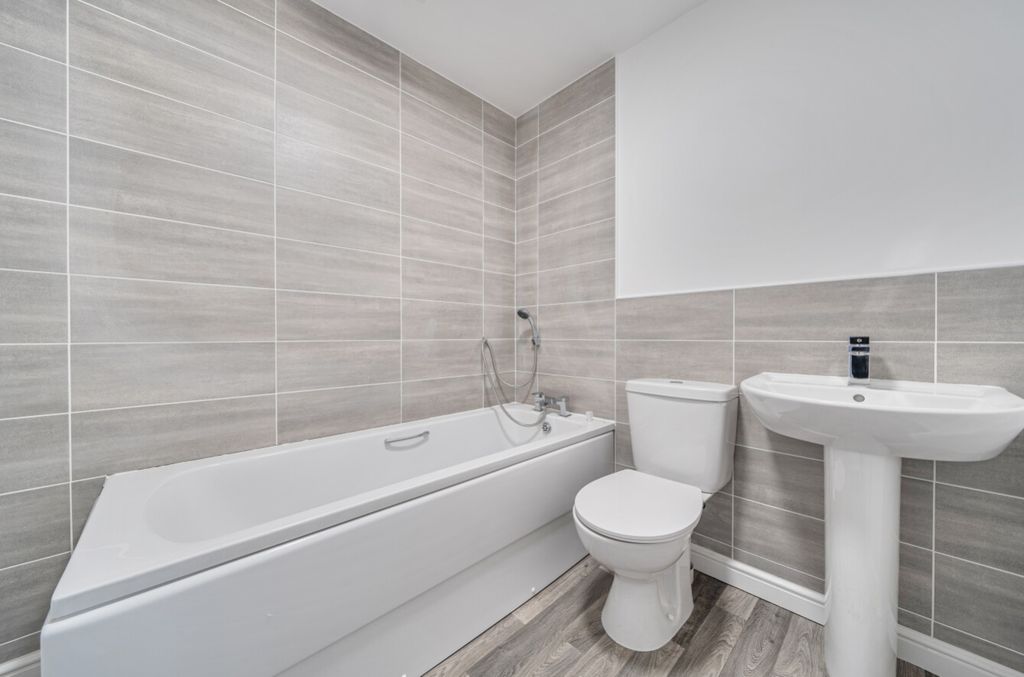 Property photo 3 of 14 1373801-9-6903Ab6d85568