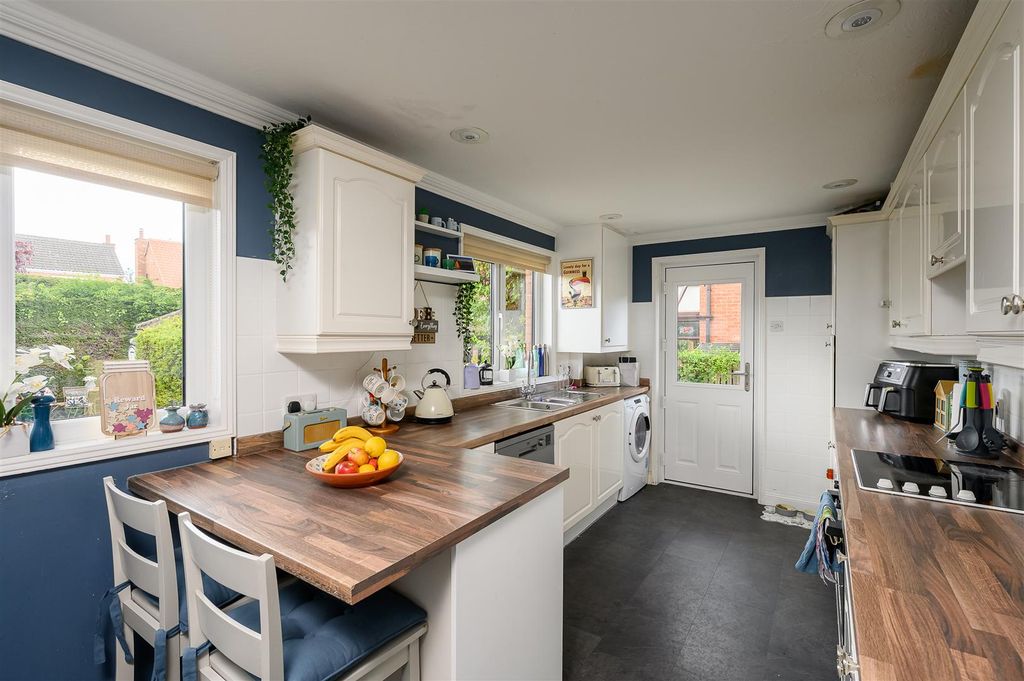 Property photo 2 of 19 Kitchen