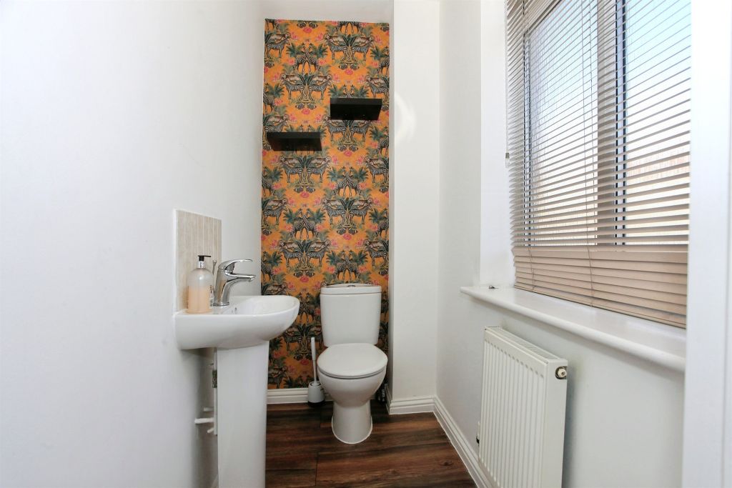 Property photo 2 of 32 Cloakroom