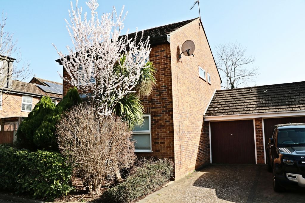 Property photo 2 of 16 7 Thamesgate Close - Front Exterior-Garage