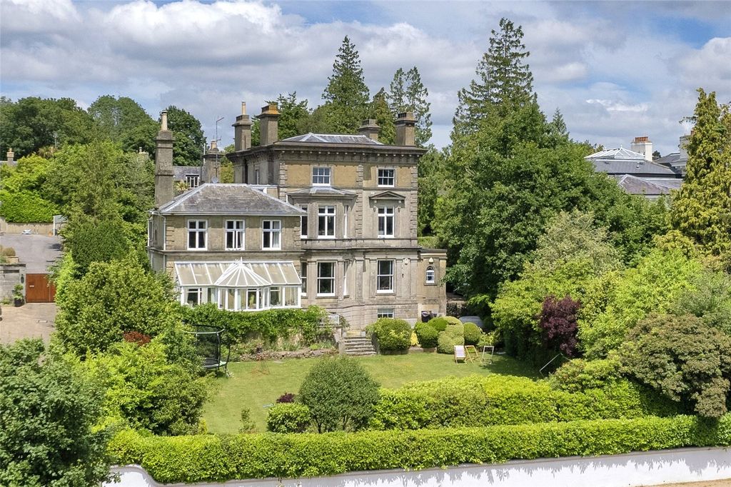 Property photo 1 of 21 5A Nevill Park