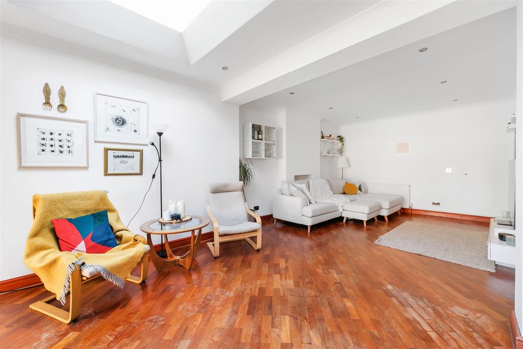 Property photo 3 of 12 Links Avenue