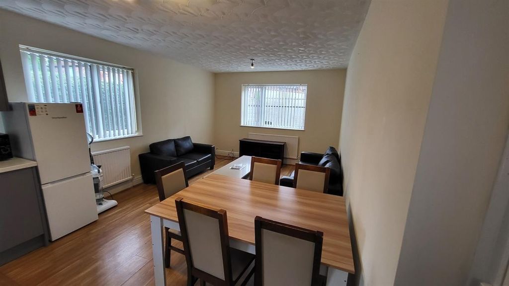 Property photo 2 of 15 Bright, Well-Kept Living Area With A Dining Table,...