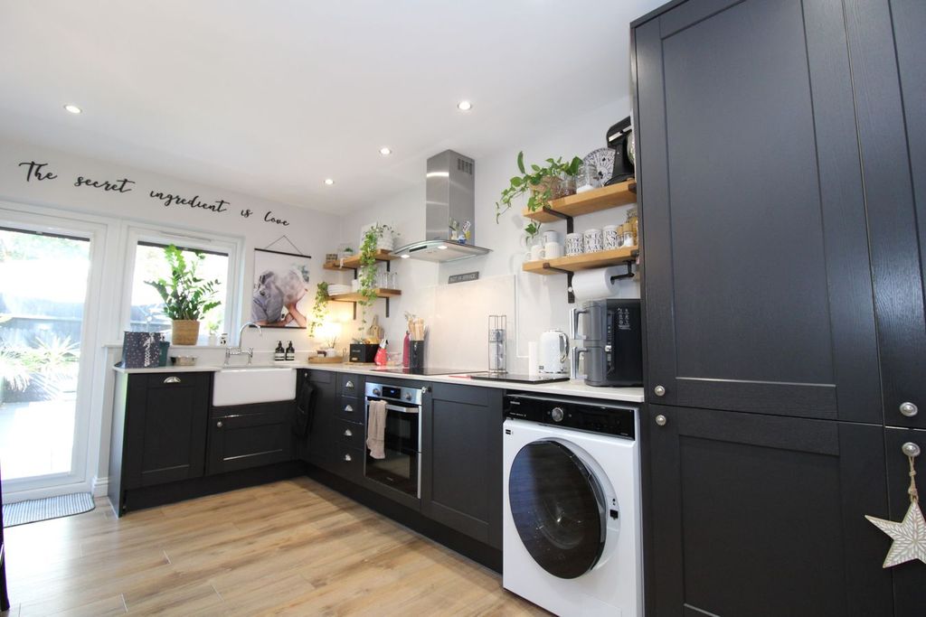 Property photo 2 of 10 Kitchen