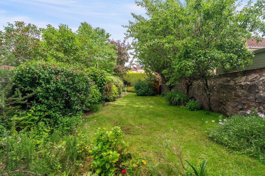 Property photo 2 of 16 Garden
